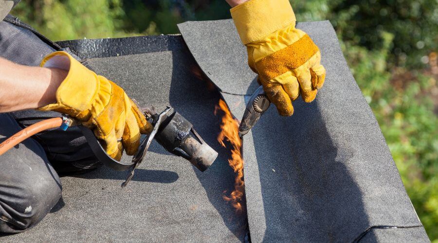 Professional gutter cleaning in Albion, IL